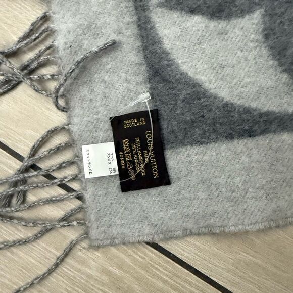 Used excellent condition LV Elegant Gray Wool Scarf - Picture 3 of 7